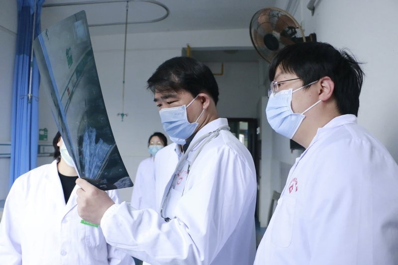 图5 义诊期间床旁带教.jpg